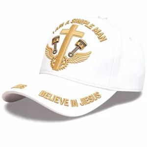 Détail de casquette de baseball blanche avec broderie dorée, croix et motif de piston.
