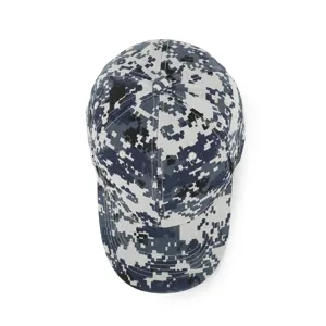 Vue détaillée montrant la structure supérieure et le motif camouflage pixel de la casquette.