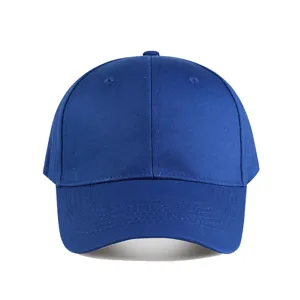 Vue rapprochée de la casquette de baseball unie en coton bleu roi montrant des coutures et une visière.