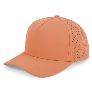 Gros plan détaillé de la casquette de sport pêche montrant les trous de ventilation laser.