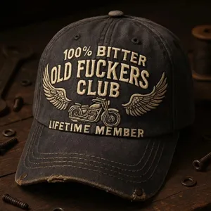 Casquette de baseball brodée effet usé avec motif moto, détail d'atelier vintage.