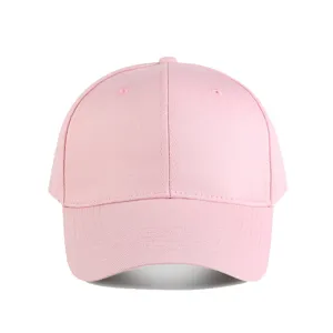 Gros plan détaillé de la casquette de baseball en coton rose, coutures et œillets.