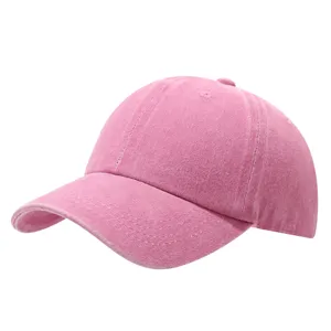 Detail van roze gewassen katoenen honkbalpet, casual pet voor zonbescherming buitenshuis.
