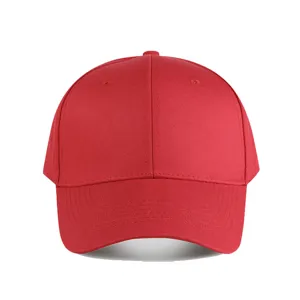 Casquette de baseball en coton rouge vue détail, bord courbé chapeau de soleil classique chic.