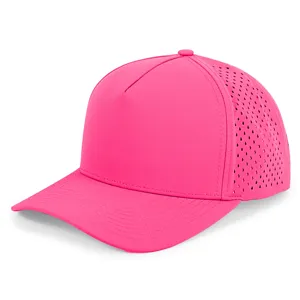 Casquette de baseball rose à séchage rapide avec empiècements perforés pour le sport.