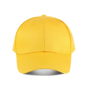 Vue détaillée d'une casquette de baseball jaune uni en coton avec visière incurvée et œillets.