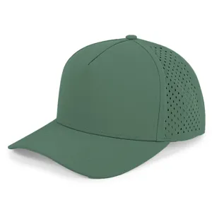 Vue détaillée de la casquette de baseball vert foncé à séchage rapide, perforée.