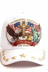 Vue détaillée d'une casquette blanche avec broderie patriotique américaine et étoiles.