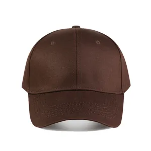 Vue détaillée de la casquette de baseball en coton marron, montrant la visière et les œillets.