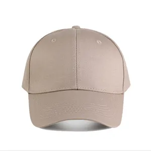Gros plan de la casquette de baseball en coton kaki uni, montrant les coutures et œillets.