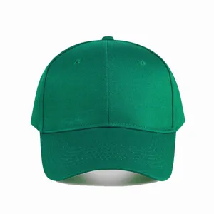 Gros plan sur la casquette de baseball verte en coton, design classique, chapeau de soleil uni.