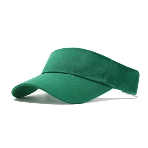 Gros plan détaillé de la visière verte, tissu respirant pour les sports de plein air et soleil.