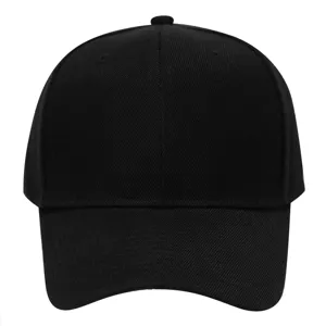 Gorra de béisbol negra lisa clásica con ala curvada, ideal para protección solar al aire libre.
