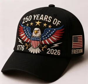 Gros plan d'une casquette de baseball noire brodée avec aigle et motif patriotique