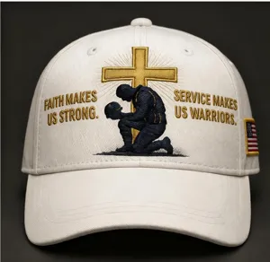 Casquette de baseball blanche brodée avec motif de croix et slogans patriotiques.