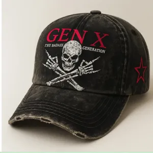 Gorra de béisbol negra efecto vintage desgastado con calavera roquera y texto rojo llamativo.