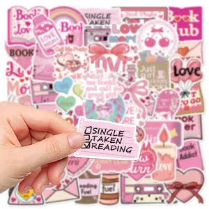 Dettaglio adesivo rosa a tema libro e amore perfetto per decorazione agenda fai da te.