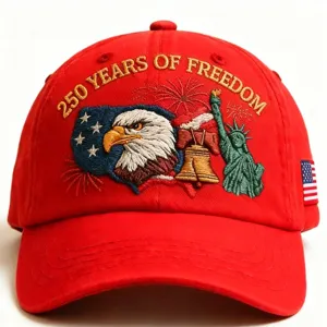 Détail casquette de baseball rouge, broderie 3D exquise aigle américain drapeau.