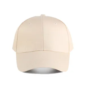 Gros plan detail de la casquette de baseball en coton couronne avant et visure texture.