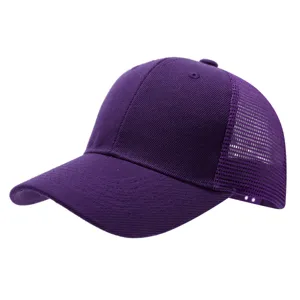 Detalle de gorra trucker de malla infantil violeta, paneles traseros y visera curvada.