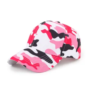 Vue détaillée de la casquette de baseball camouflage rose avec texture de tissu et visière.