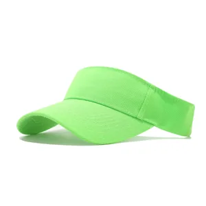 Vue rapprochée de la casquette visière vert néon, montrant la texture détaillée du tissu fin.