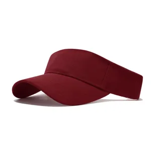 Détail de visière de soleil rouge foncé, tissu en coton respirant pour les sports de plein air.