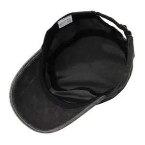 Détail intérieur de casquette plate en coton lavé avec étiquette 100% coton et coutures.