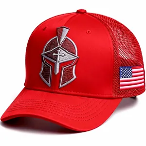 Gros plan détaillé de la casquette rouge en mesh avec broderie de casque style militaire.