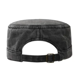 Vue détaillée d'une casquette militaire vintage délavée avec lanière à boucle métallique.