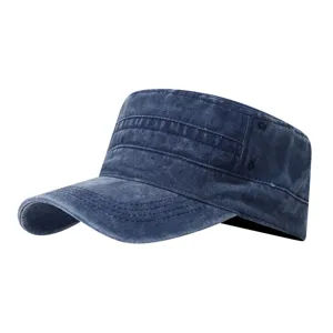 Détail de casquette militaire plate en denim lavé vintage, avec visière incurvée.