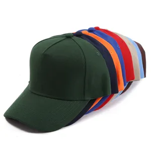 Primer plano detallado que muestra gorras de béisbol coloridas apiladas con ojales transpirables.