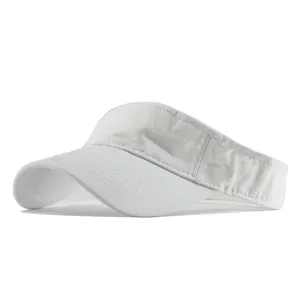 Vue rapprochée détaillée de la visière pare-soleil blanche en coton lavé, casquette de sport.