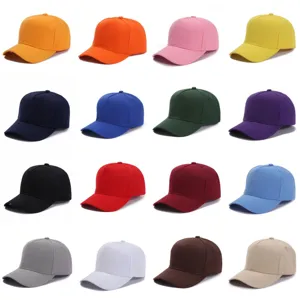 Vista detallada de gorras de béisbol de 5 paneles unidas y coloridas con varias opciones.