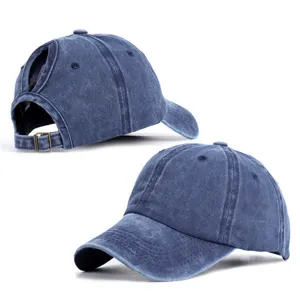 Détail de casquette de baseball vintage lavée avec trou pour queue de cheval et boucle metal.