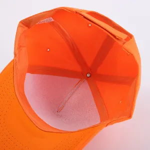 Gorra de béisbol naranja de 5 paneles vista interior, forro de malla transpirable.