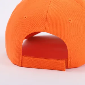 Vista detallada de gorra de beisbol ajustable naranja, sombrero de sol informal liso de sarga clasica.