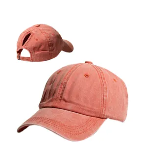 Détail casquette de baseball queue de cheval vintage lavée, tissu orange vieilli et ouverture arrière.