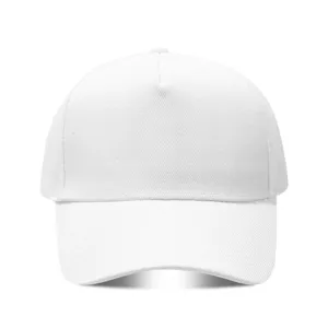 Primer plano detallado de gorra de béisbol blanca lisa, textura de tela y costuras finas.