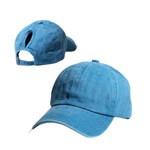 Détail de casquette de baseball rétro lavée avec trou pour queue de cheval en denim bleu.