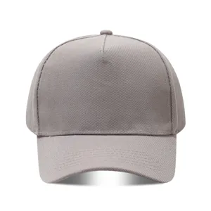 Gorra de béisbol gris lisa de 5 paneles, frente personalizable para bordado o impresión de logo.