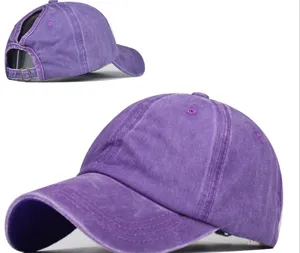 Vue rapprochée de la casquette de baseball lavée violette montrant l'ouverture arrière.