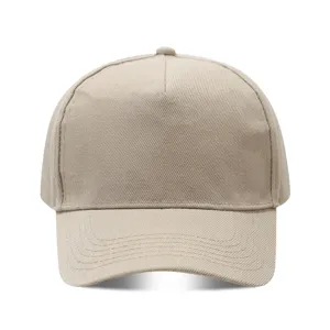 Vista de detalle en primer plano de la clásica gorra de béisbol beige de tela twill lisa.