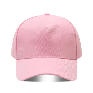 Primer plano detallado del tejido de la gorra rosa de cinco paneles y su visera curva.