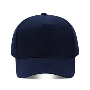 Detalle gorra de beisbol azul marino 5 paneles, tela sarga lisa para bordado personalizado.