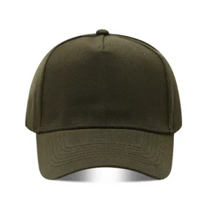 Gorra de béisbol verde oscura de 5 paneles, tela de sarga, ideal para bordados personalizados.
