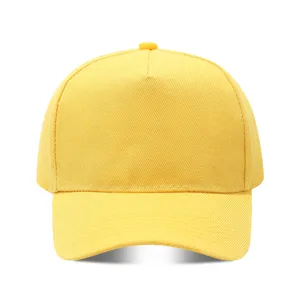Primer plano detallado del panel frontal y la tela texturizada de una gorra de béisbol amarilla.