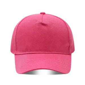 Detalle de gorra de béisbol rosa lisa de 5 paneles, sombrero de sol para bordados.