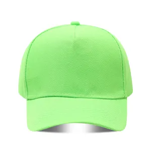 Vista detallada de gorra de béisbol verde neón, sombrero de lona para protección solar.