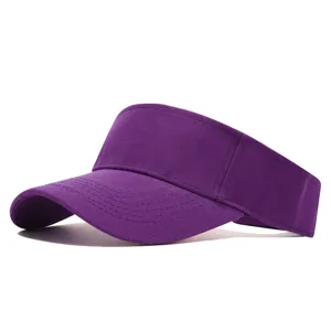 Vue détaillée d'une visière unie violette, casquette de sport ouverte pour le sport en plein air.